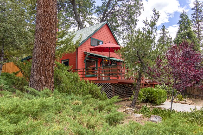 Goldfinch Lodge + Hot Tub - Idyllwild-Pine Cove, California