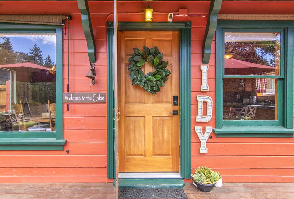 Goldfinch Lodge + Hot Tub - Idyllwild-Pine Cove, California