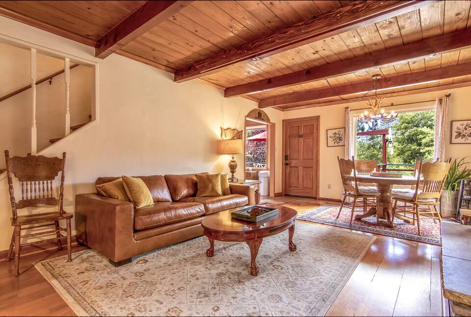 Goldfinch Lodge + Hot Tub - Idyllwild-Pine Cove, California