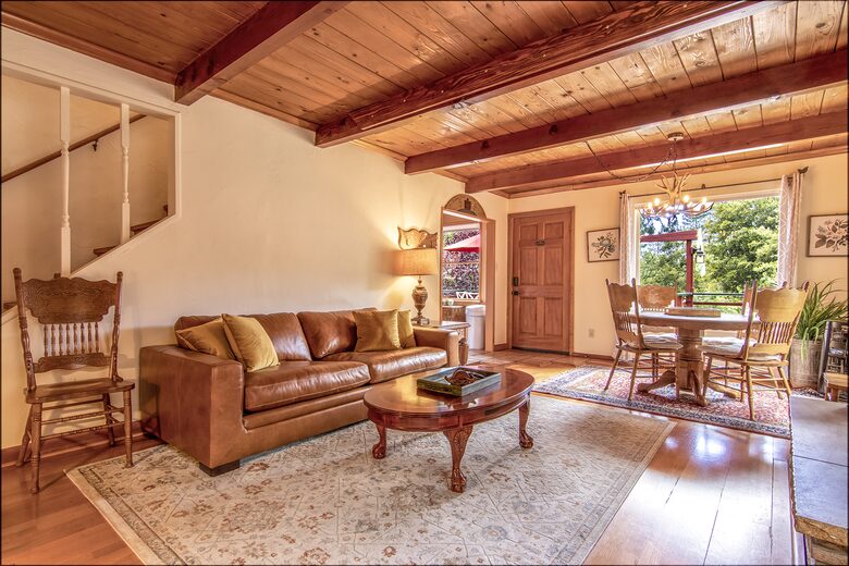 Goldfinch Lodge + Hot Tub - Idyllwild-Pine Cove, California