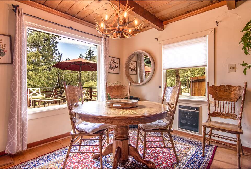 Goldfinch Lodge + Hot Tub - Idyllwild-Pine Cove, California