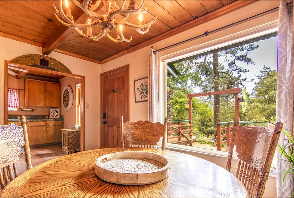 Goldfinch Lodge + Hot Tub - Idyllwild-Pine Cove, California