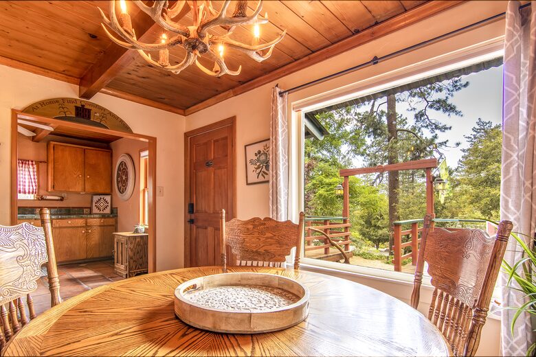 Goldfinch Lodge + Hot Tub - Idyllwild-Pine Cove, California