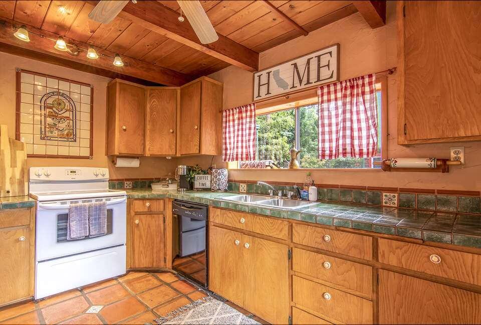 Goldfinch Lodge + Hot Tub - Idyllwild-Pine Cove, California