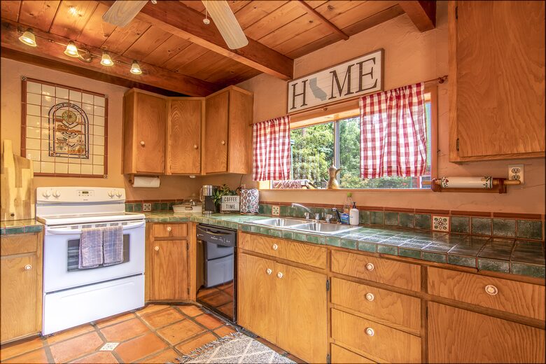 Goldfinch Lodge + Hot Tub - Idyllwild-Pine Cove, California