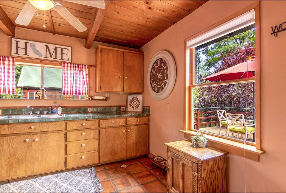 Goldfinch Lodge + Hot Tub - Idyllwild-Pine Cove, California