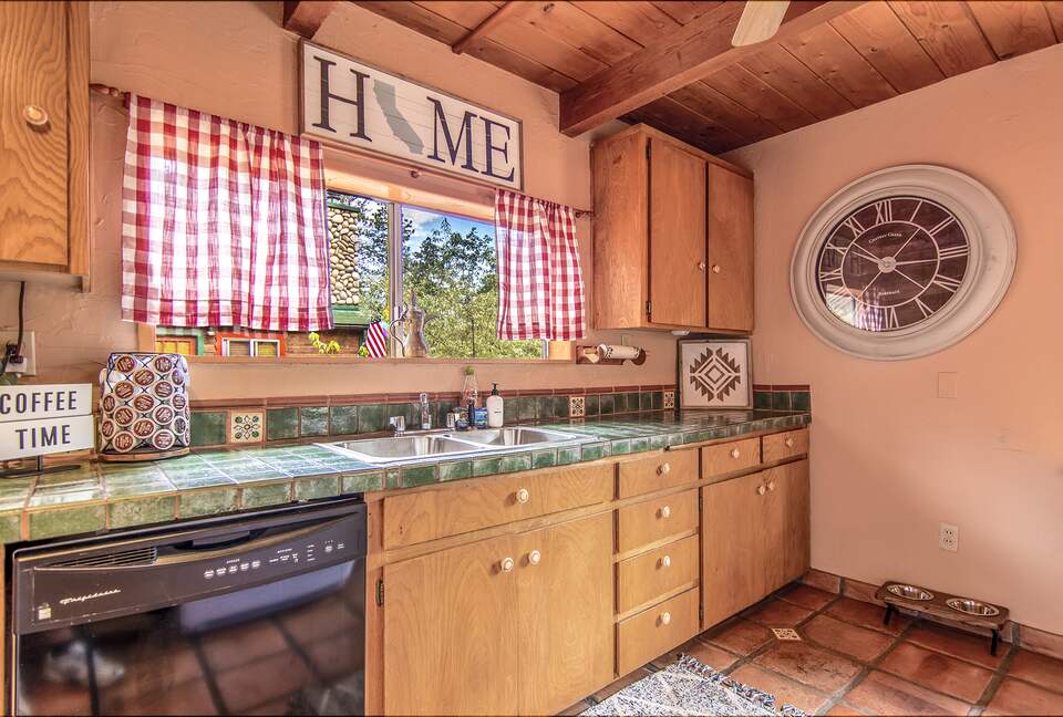 Goldfinch Lodge + Hot Tub - Idyllwild-Pine Cove, California