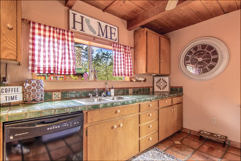 Goldfinch Lodge + Hot Tub - Idyllwild-Pine Cove, California