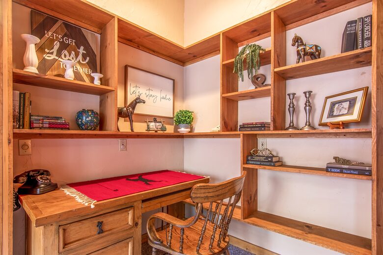 Goldfinch Lodge + Hot Tub - Idyllwild-Pine Cove, California