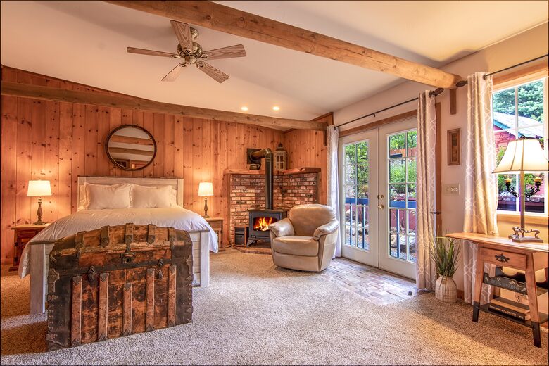 Goldfinch Lodge + Hot Tub - Idyllwild-Pine Cove, California