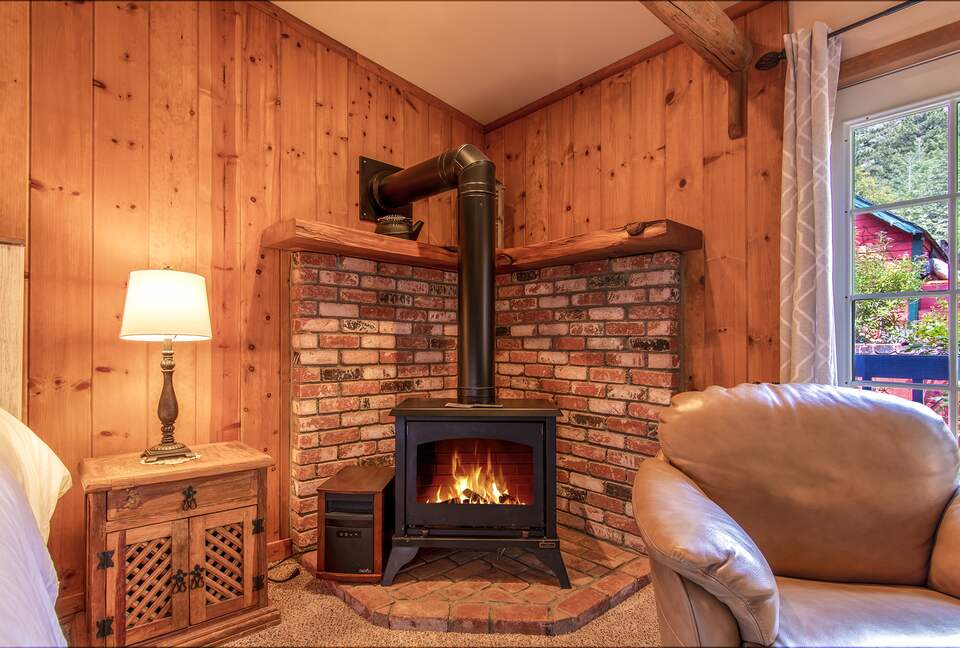 Goldfinch Lodge + Hot Tub - Idyllwild-Pine Cove, California