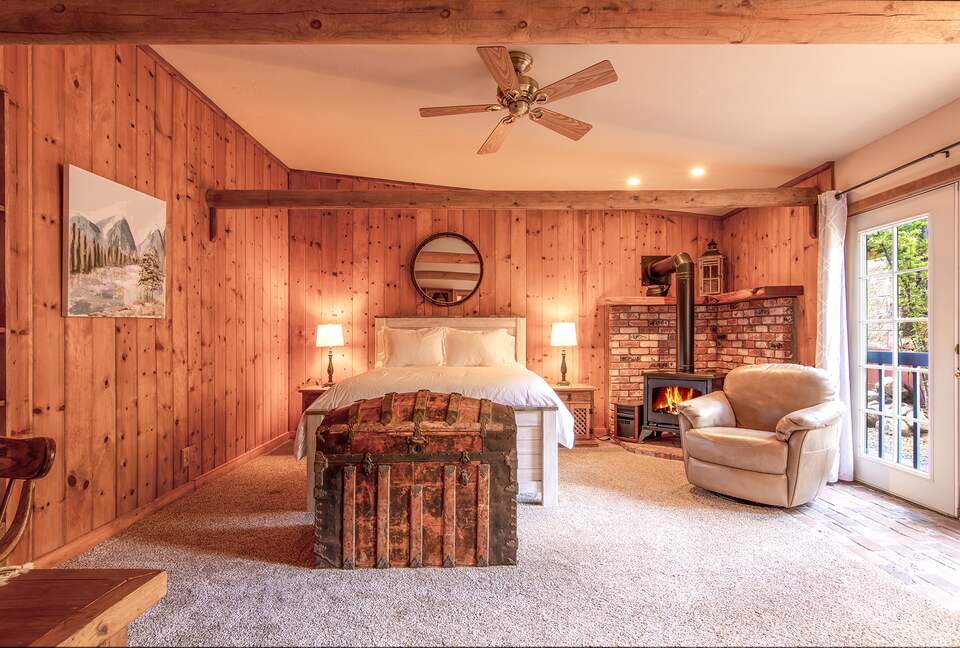 Goldfinch Lodge + Hot Tub - Idyllwild-Pine Cove, California