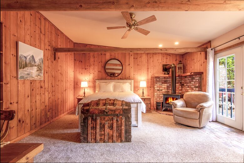 Goldfinch Lodge + Hot Tub - Idyllwild-Pine Cove, California