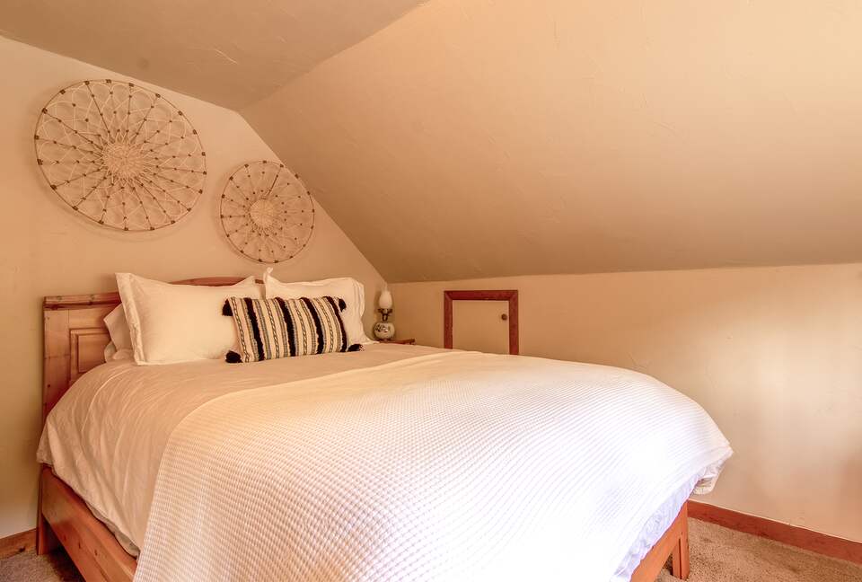 Goldfinch Lodge + Hot Tub - Idyllwild-Pine Cove, California