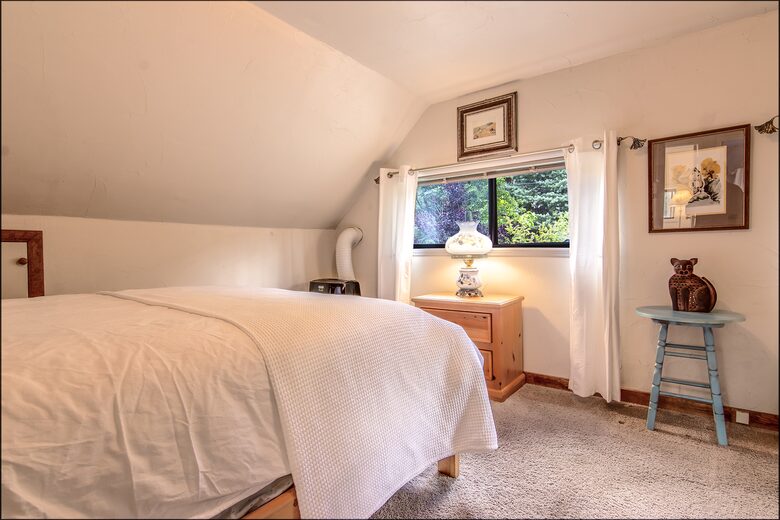 Goldfinch Lodge + Hot Tub - Idyllwild-Pine Cove, California