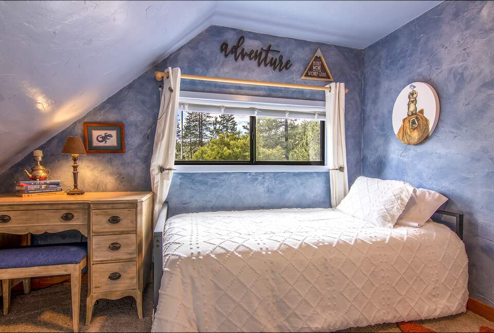 Goldfinch Lodge + Hot Tub - Idyllwild-Pine Cove, California