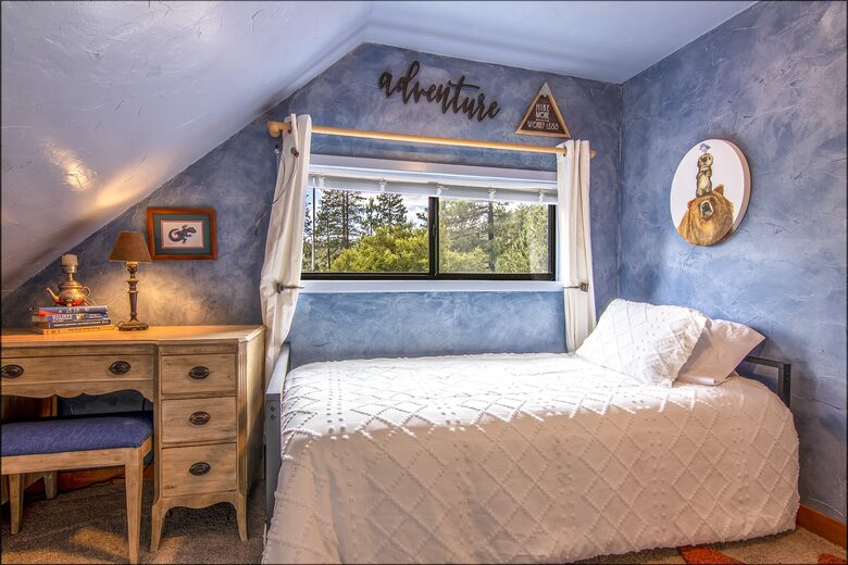 Goldfinch Lodge + Hot Tub - Idyllwild-Pine Cove, California