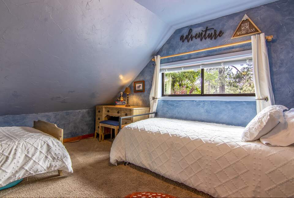 Goldfinch Lodge + Hot Tub - Idyllwild-Pine Cove, California