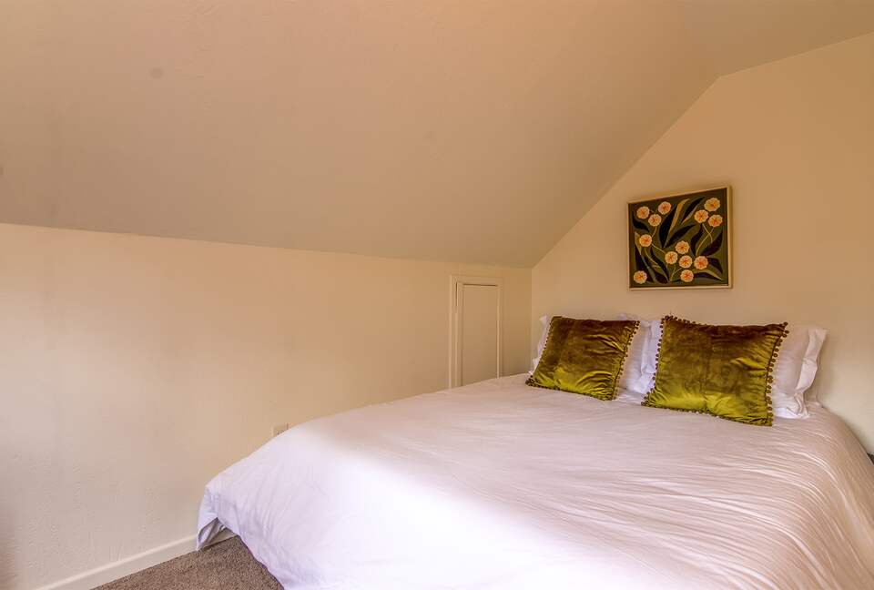 Goldfinch Lodge + Hot Tub - Idyllwild-Pine Cove, California