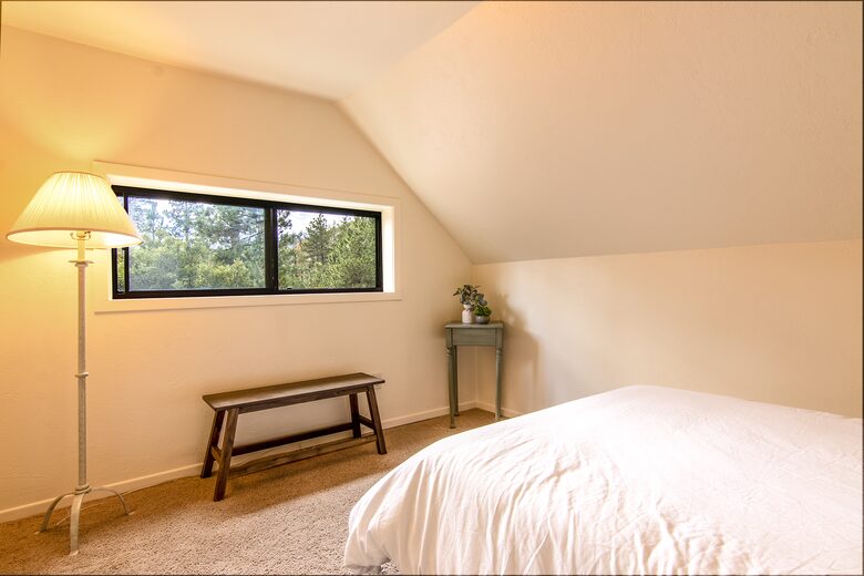 Goldfinch Lodge + Hot Tub - Idyllwild-Pine Cove, California