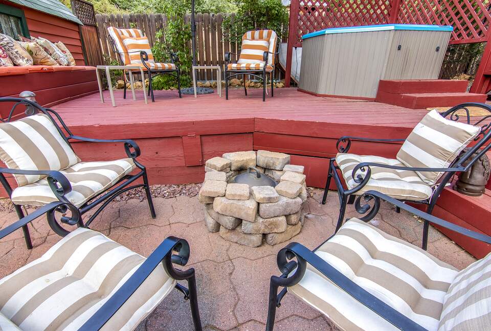 Goldfinch Lodge + Hot Tub - Idyllwild-Pine Cove, California