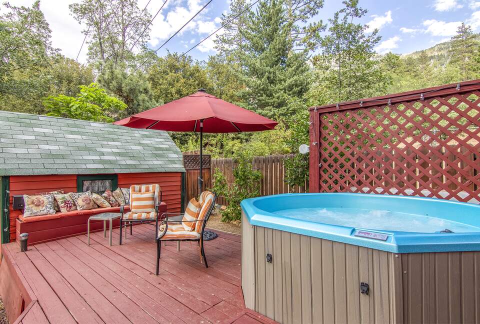 Goldfinch Lodge + Hot Tub - Idyllwild-Pine Cove, California
