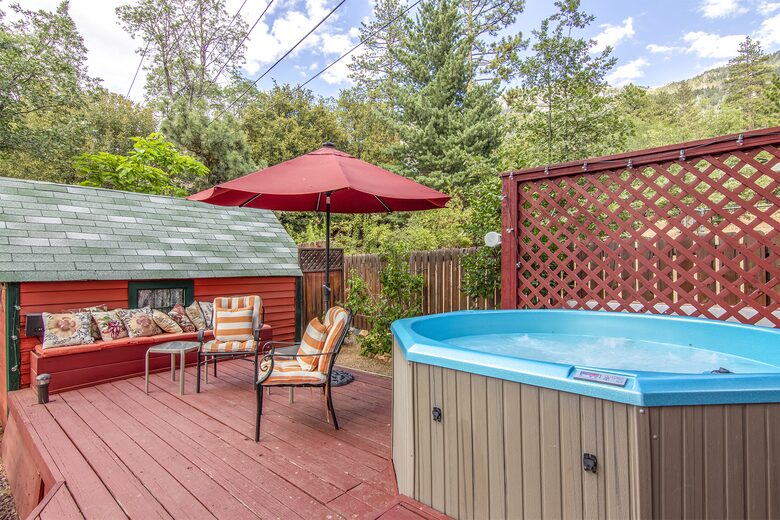 Goldfinch Lodge + Hot Tub - Idyllwild-Pine Cove, California