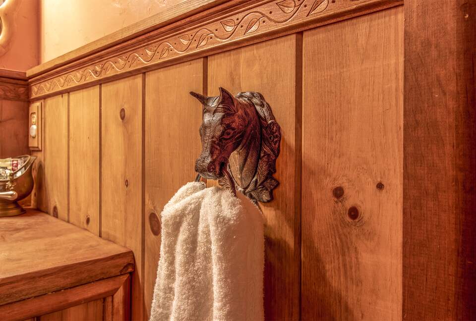 Goldfinch Lodge + Hot Tub - Idyllwild-Pine Cove, California