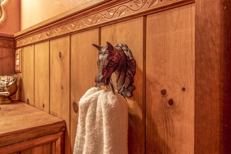 Goldfinch Lodge + Hot Tub - Idyllwild-Pine Cove, California