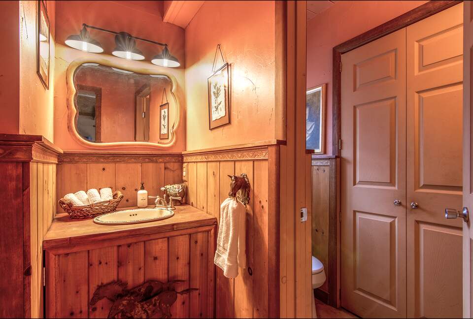 Goldfinch Lodge + Hot Tub - Idyllwild-Pine Cove, California