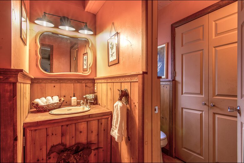 Goldfinch Lodge + Hot Tub - Idyllwild-Pine Cove, California