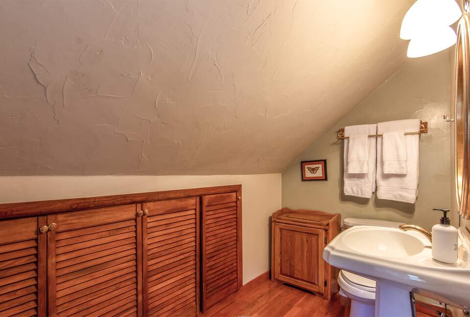 Goldfinch Lodge + Hot Tub - Idyllwild-Pine Cove, California