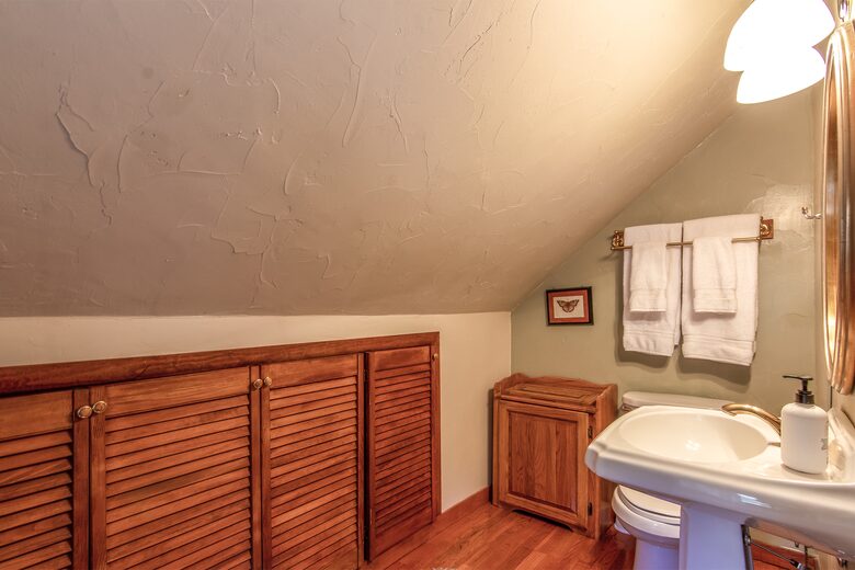 Goldfinch Lodge + Hot Tub - Idyllwild-Pine Cove, California