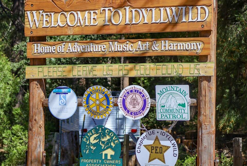 Goldfinch Lodge + Hot Tub - Idyllwild-Pine Cove, California