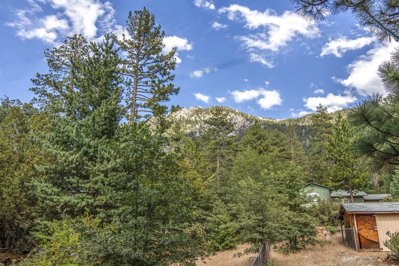 Goldfinch Lodge + Hot Tub - Idyllwild-Pine Cove, California