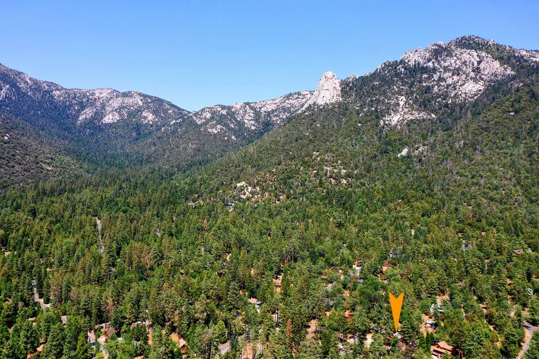 Goldfinch Lodge + Hot Tub - Idyllwild-Pine Cove, California