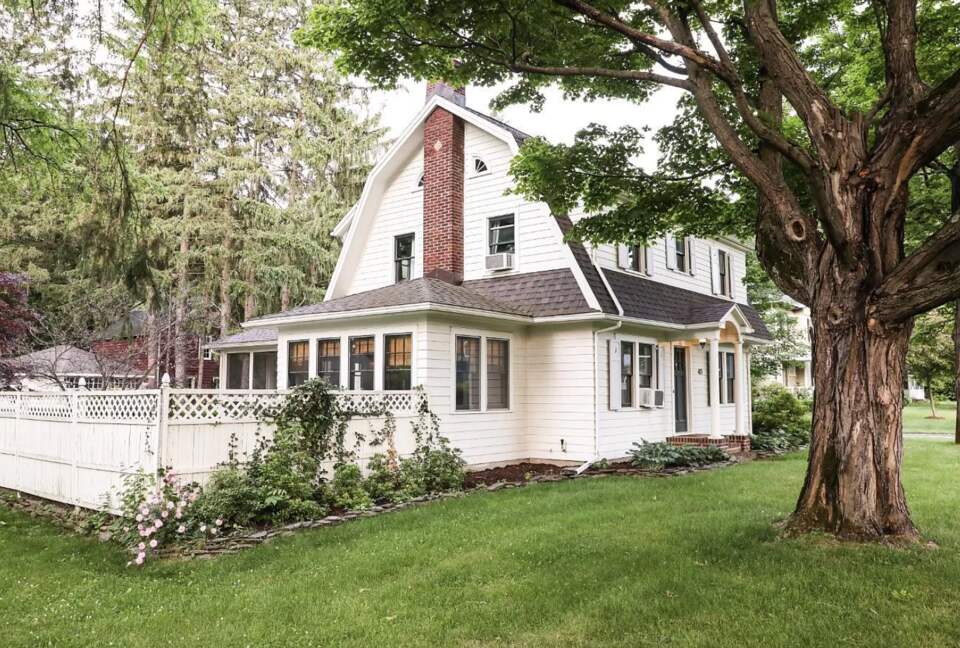 Cozy Chic Remodeled 1910 Farmhouse - Hudson, New York