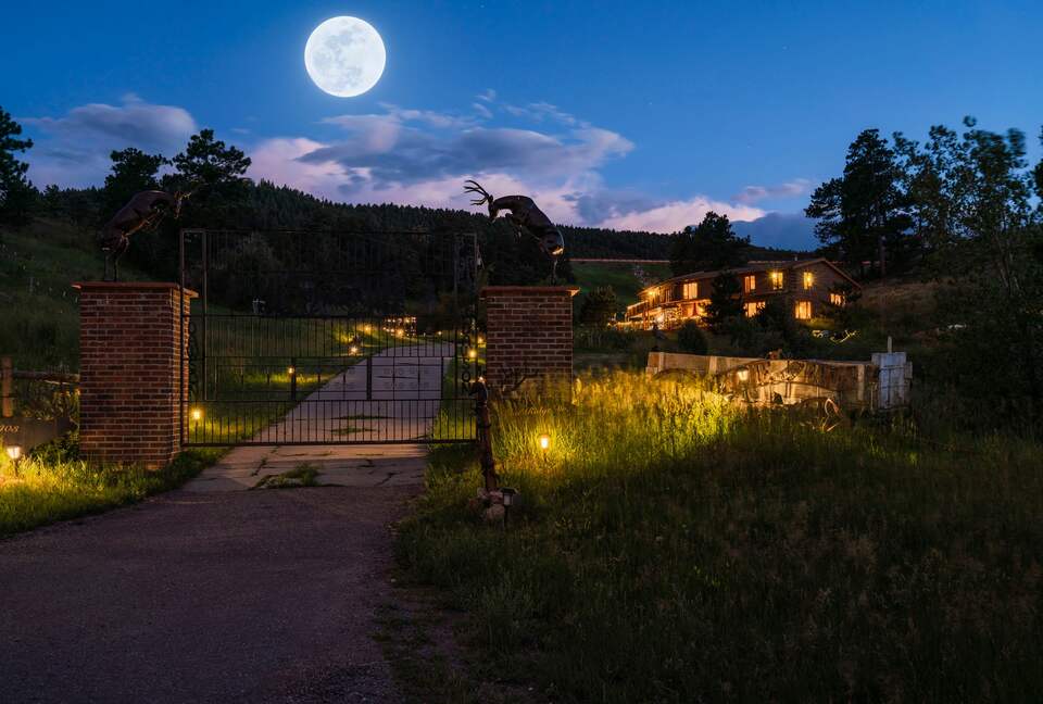 Buckhorn Exchange Ranch Lux Log Home in Foothills - Golden, Colorado