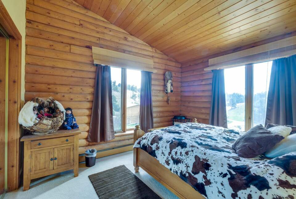 4th bedroom with queen bed