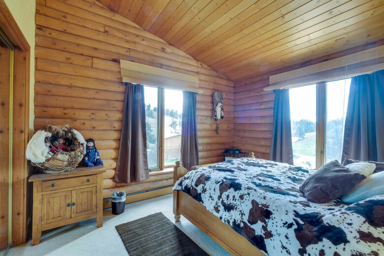 4th bedroom with queen bed