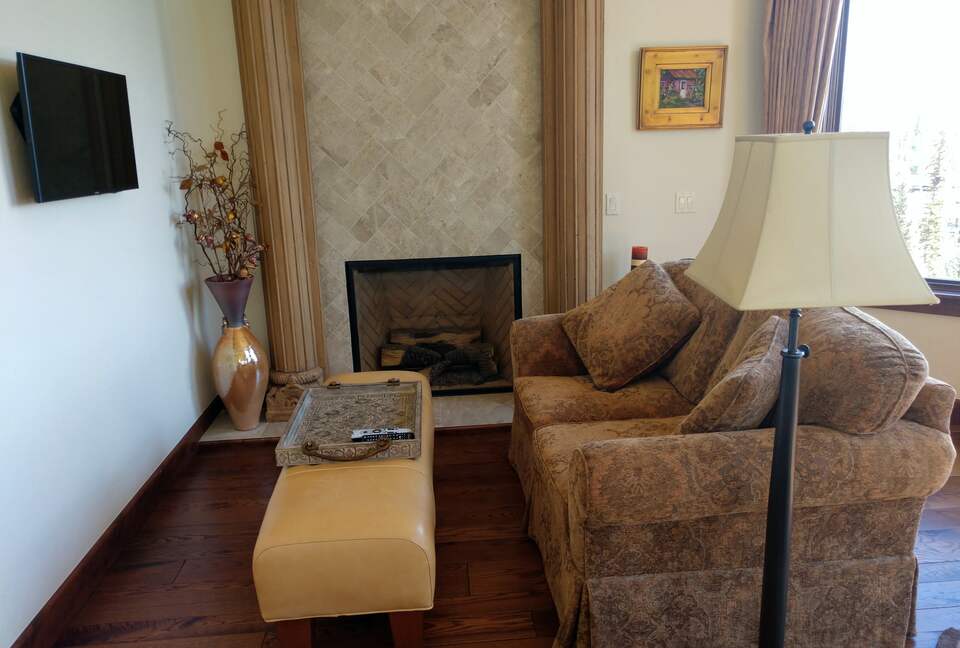MASTER BEDROOM SITTING AREA W FIREPLACE