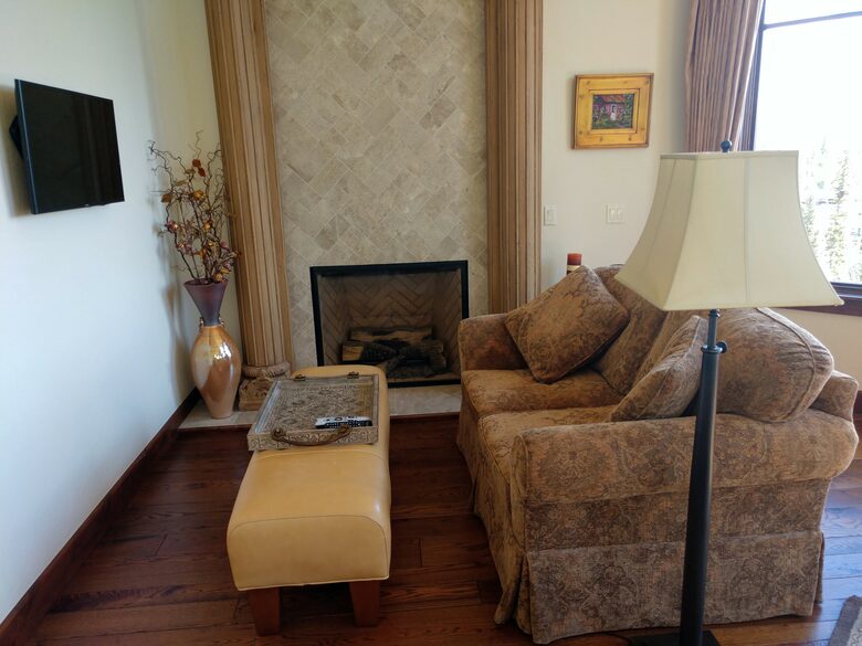 MASTER BEDROOM SITTING AREA W FIREPLACE