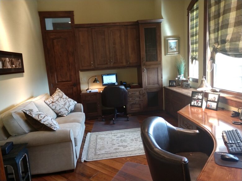 SECOND FLOOR OFFICE WITH PULL OUT QUEEN