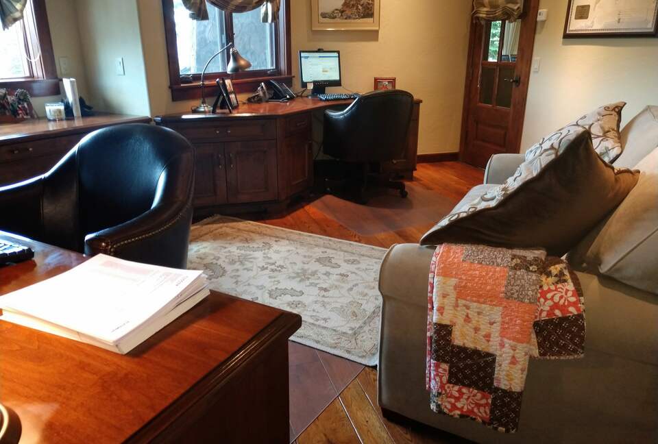 SECOND FLOOR OFFICE W PULL OUT QUEEN