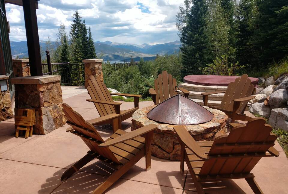 PRIVATE AND SECLUDED PATIO WITH FIREPIT AND HOT TUB