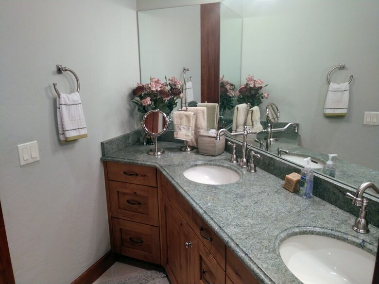 THIRD FLOOR GUEST BATHROOM