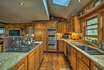 Catskill Ski Mountain Retreat with a Private Pool - Arkville, New York