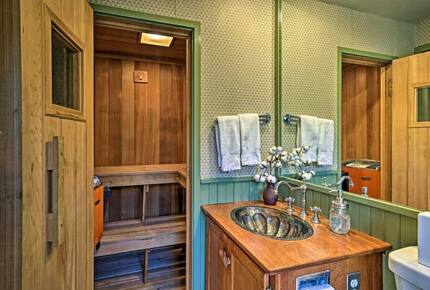 Catskill Ski Mountain Retreat with a Private Pool - Arkville, New York