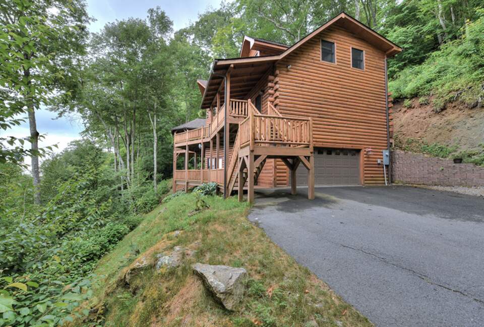 Wings of Dawn Smoky Mountain Retreat - Maggie Valley, North Carolina