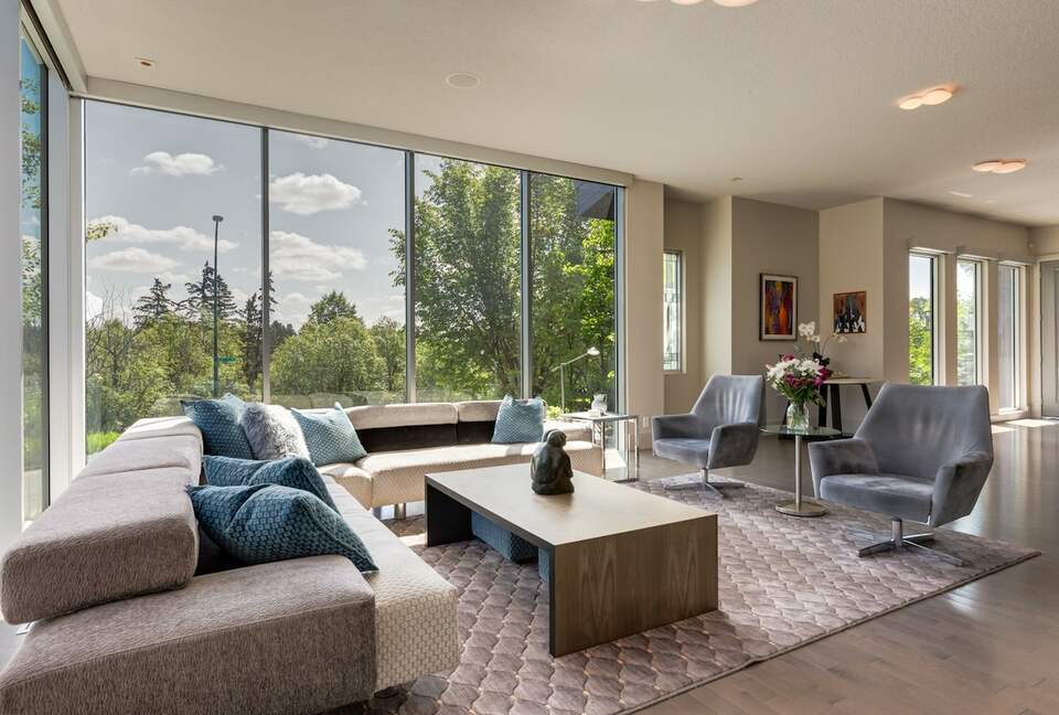 Artistic and Spacious Estate Home on River Park in Calgary Center - Calgary, Canada